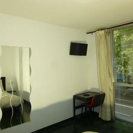 Aparment In Historical & Commercial Center 5minutes Walking To The Alcazar Apartment *