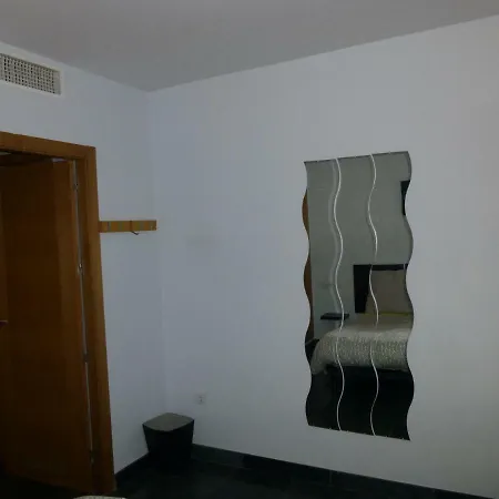 Aparment In Historical & Commercial Center 5minutes Walking To The Alcazar Apartment