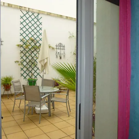 Aparment In Historical & Commercial Center 5minutes Walking To The Alcazar Apartment