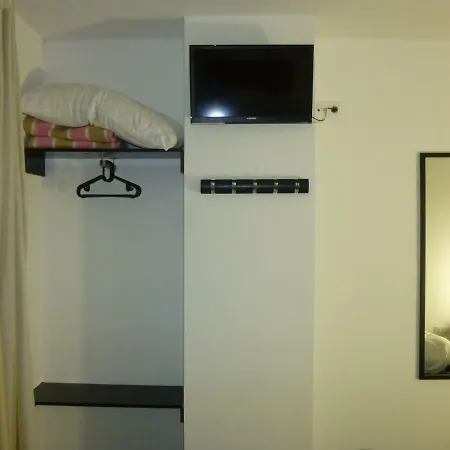 Aparment In Historical & Commercial Center 5minutes Walking To The Alcazar